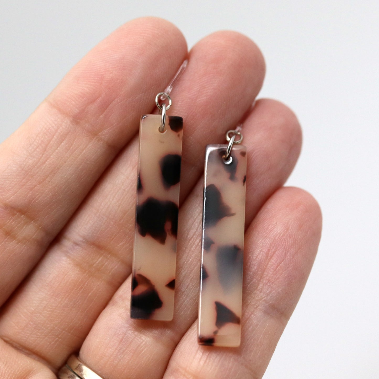 Boucles d'oreilles pendantes minimalistes en acrylique - 2 couleurs