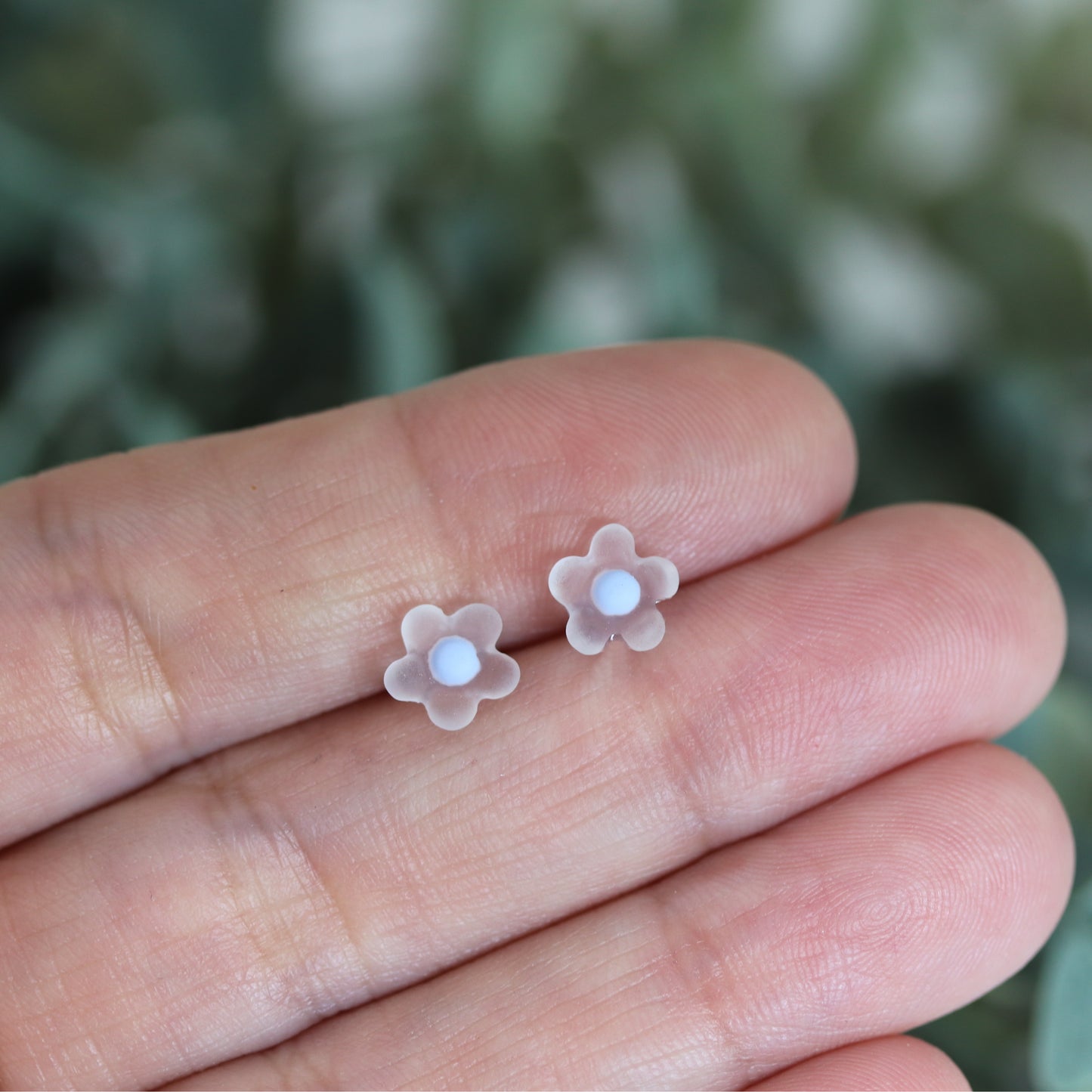 Boucles d'oreilles à tige en forme de fleur à pois délicats, 7 mm