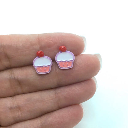 cupcake earrings in a hand