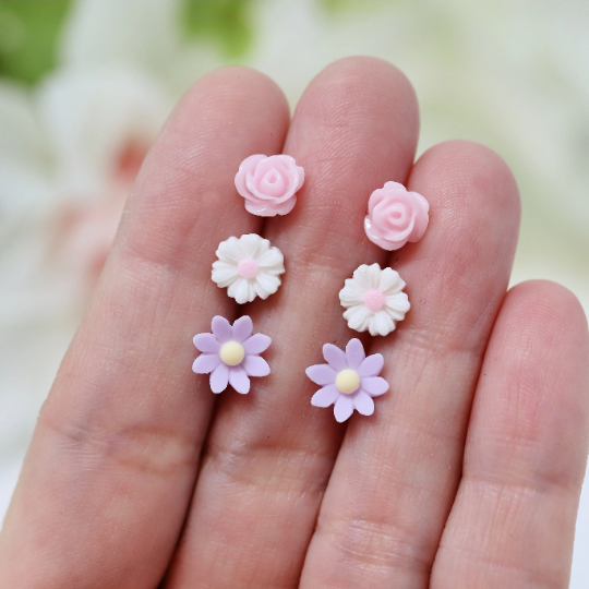 Coffret cadeau de boucles d'oreilles à tige délicates avec roses roses, marguerites et fleurs sauvages