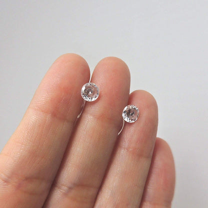 Boucles d'oreilles à tiges en plastique ou à clips invisibles en zircone cubique transparent, 6 mm ou 8 mm