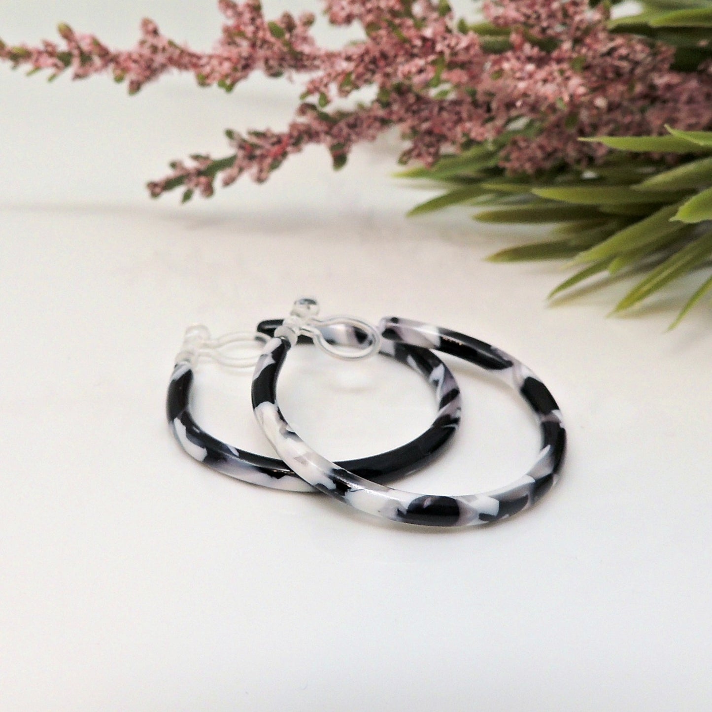 Boucles d'oreilles créoles en acrylique à clipser invisibles pour oreilles non percées, 32 mm