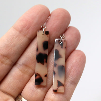 Boucles d'oreilles pendantes minimalistes en acrylique - 2 couleurs