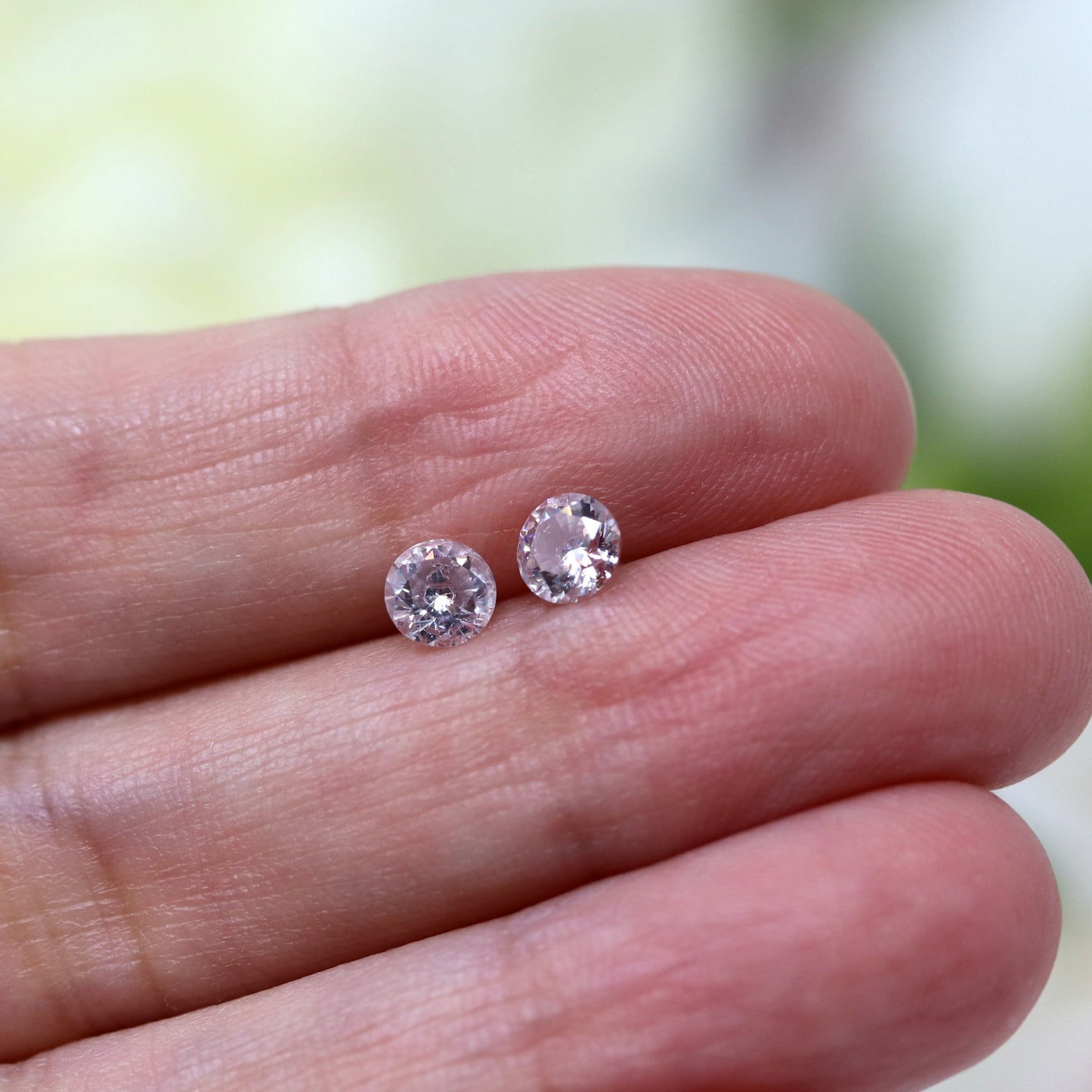 Boucles d'oreilles à tiges en plastique ou à clips invisibles en zircone cubique transparent, 6 mm ou 8 mm