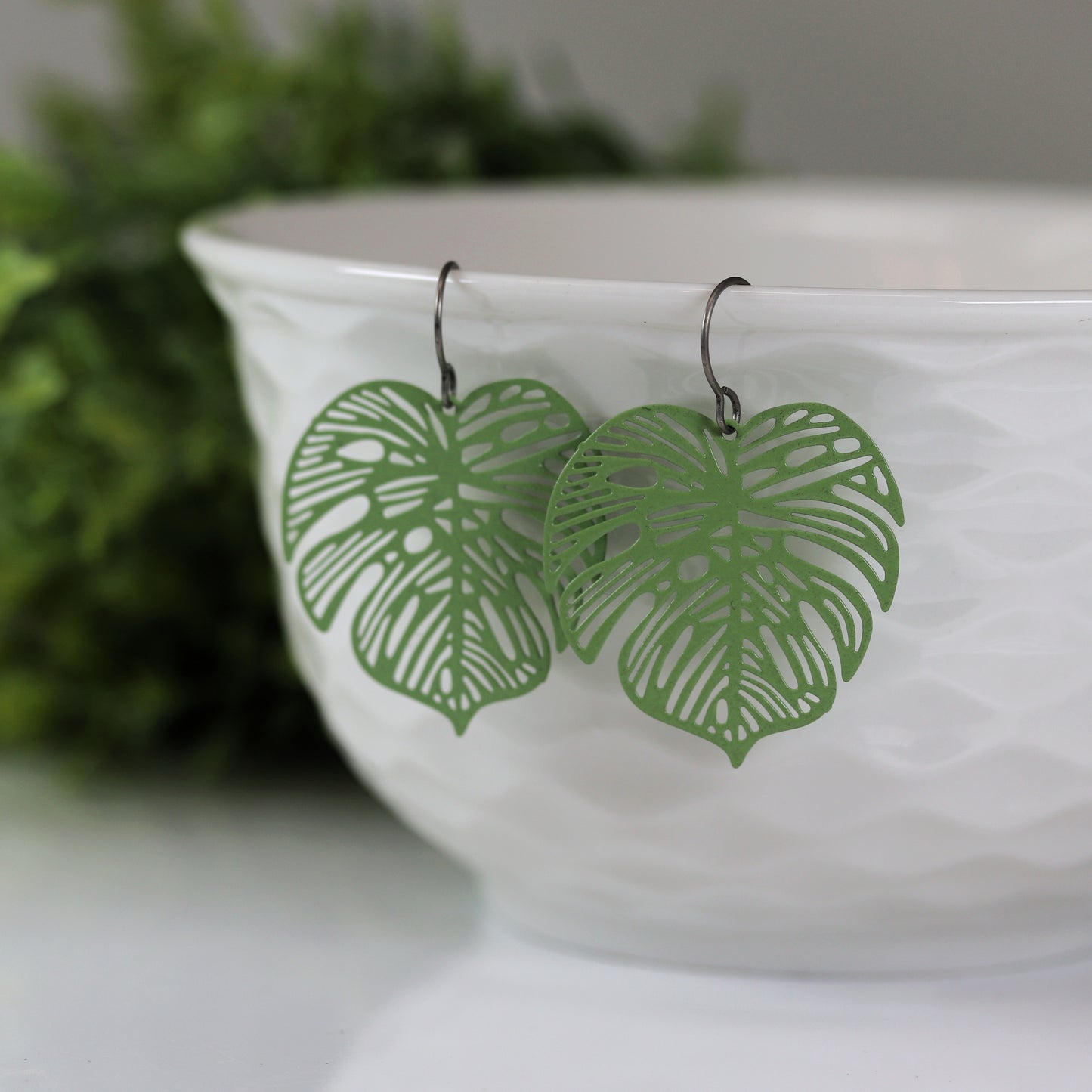 Boucles d'oreilles pendantes en feuille de Monstera, 32 mm - 7 couleurs