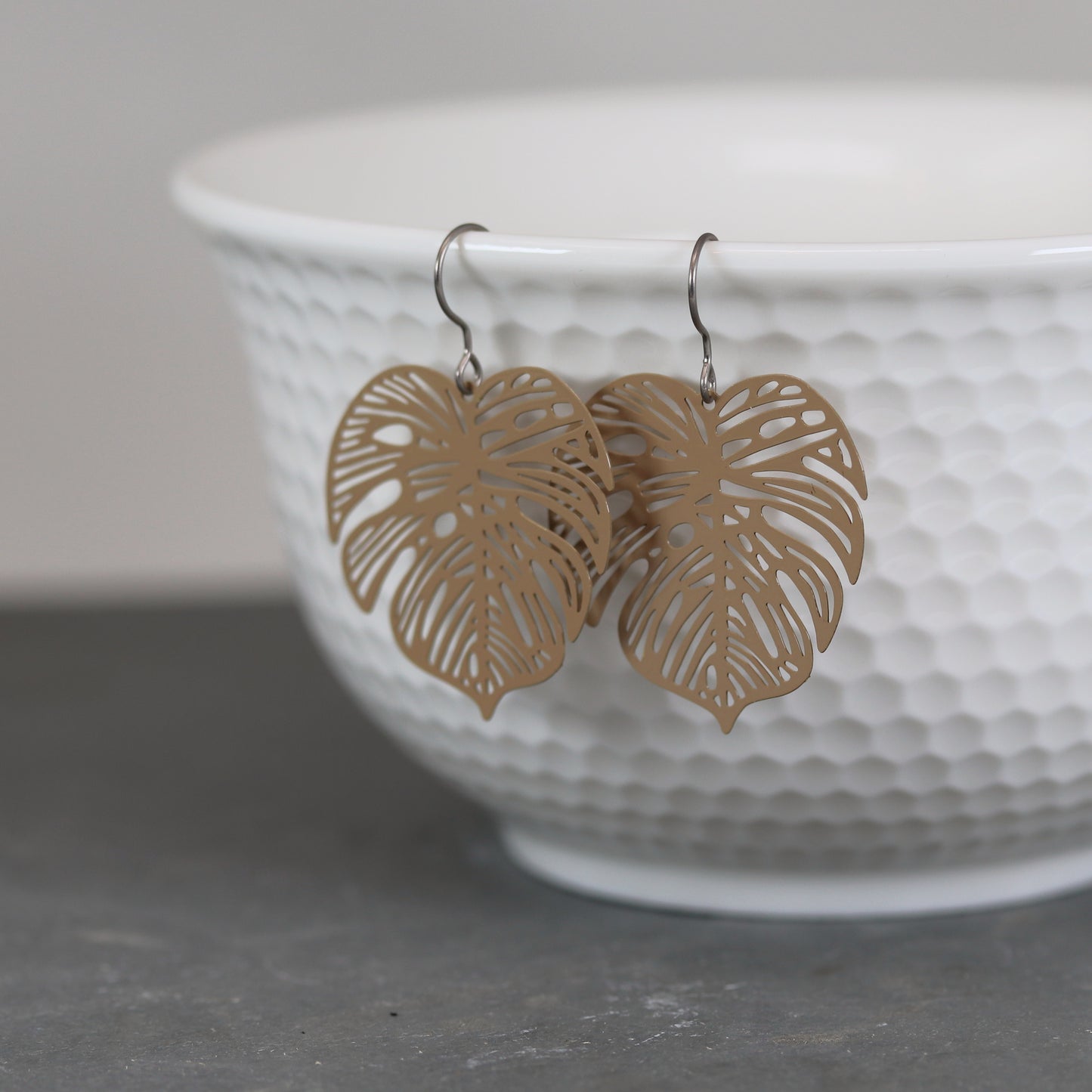 Boucles d'oreilles pendantes en feuille de Monstera, 32 mm - 7 couleurs