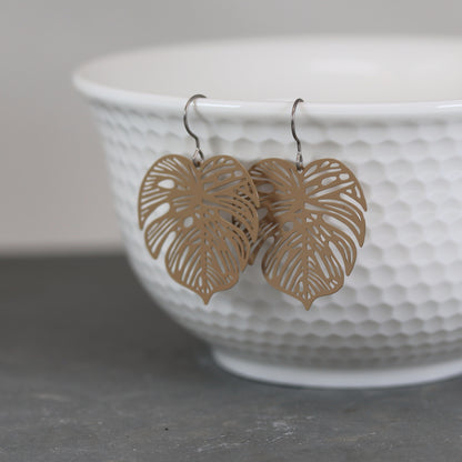 Boucles d'oreilles pendantes en feuille de Monstera, 32 mm - 7 couleurs