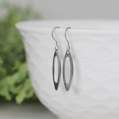Boucles d'oreilles pendantes ovales délicates ouvertes