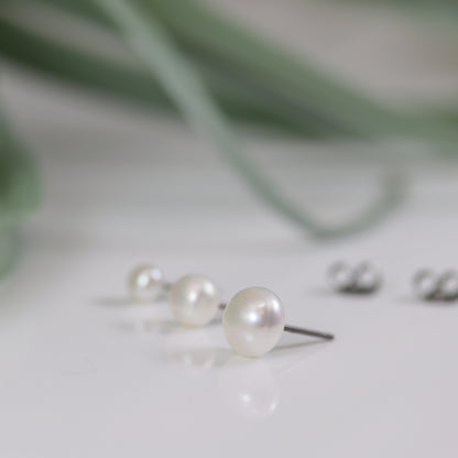 Boucles d'oreilles en titane avec perles d'eau douce naturelles