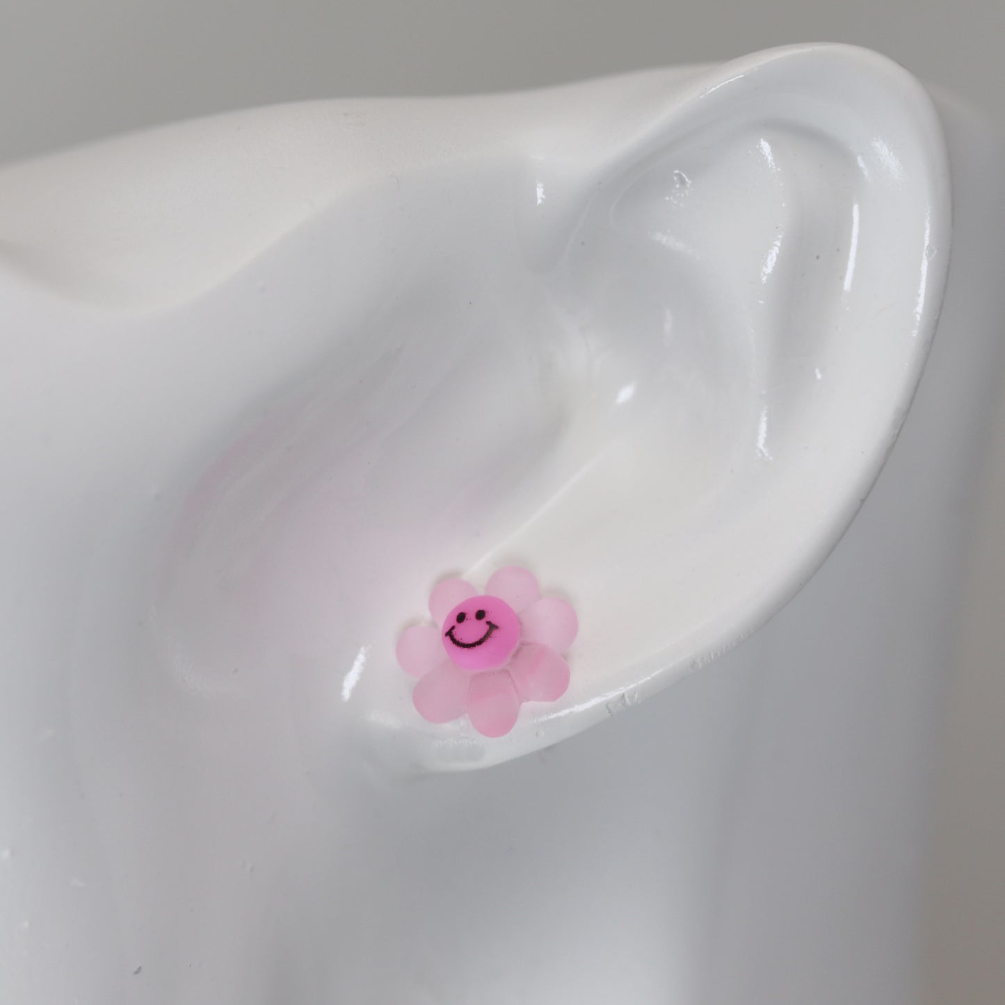 Clous d'oreilles en forme de fleur avec smiley, 12 mm