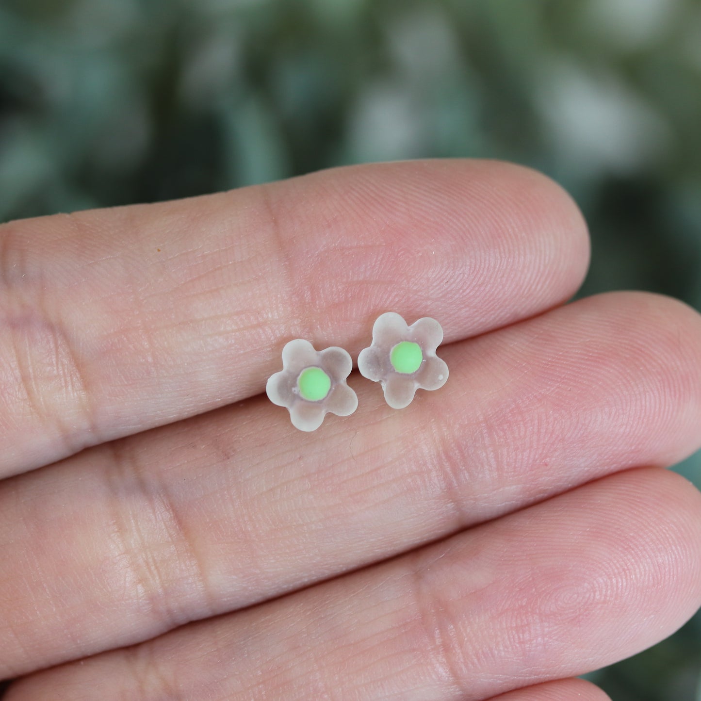 Boucles d'oreilles à tige en forme de fleur à pois délicats, 7 mm