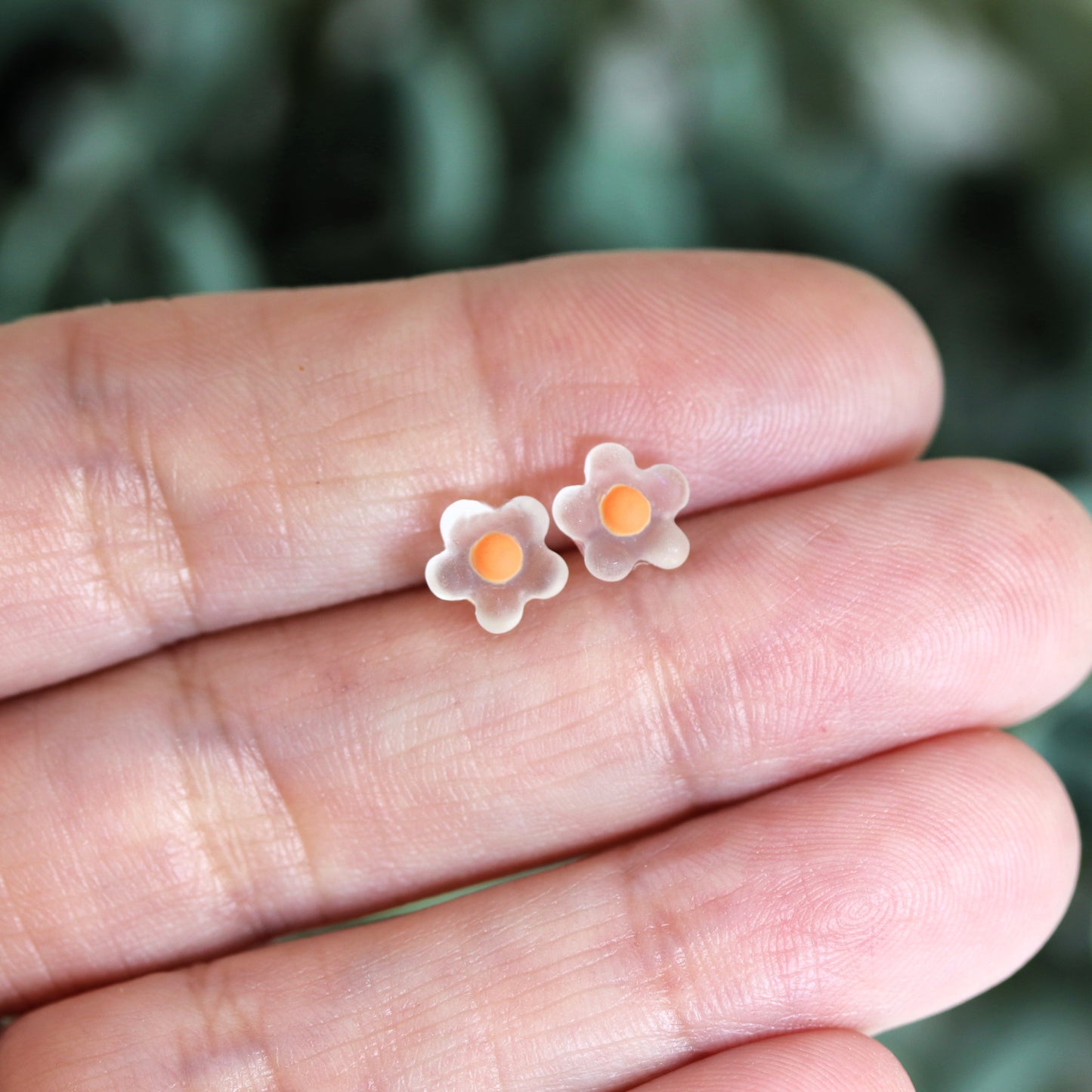 Boucles d'oreilles à tige en forme de fleur à pois délicats, 7 mm