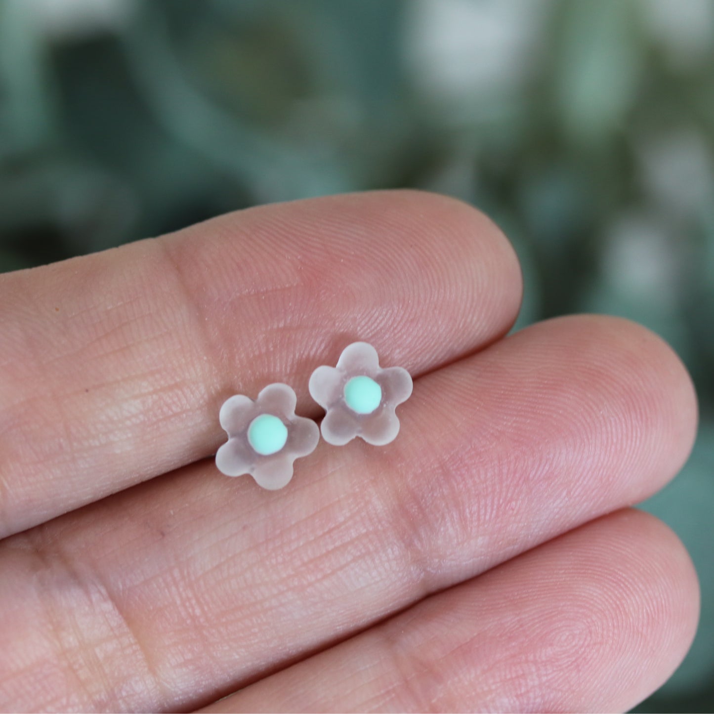 Boucles d'oreilles à tige en forme de fleur à pois délicats, 7 mm