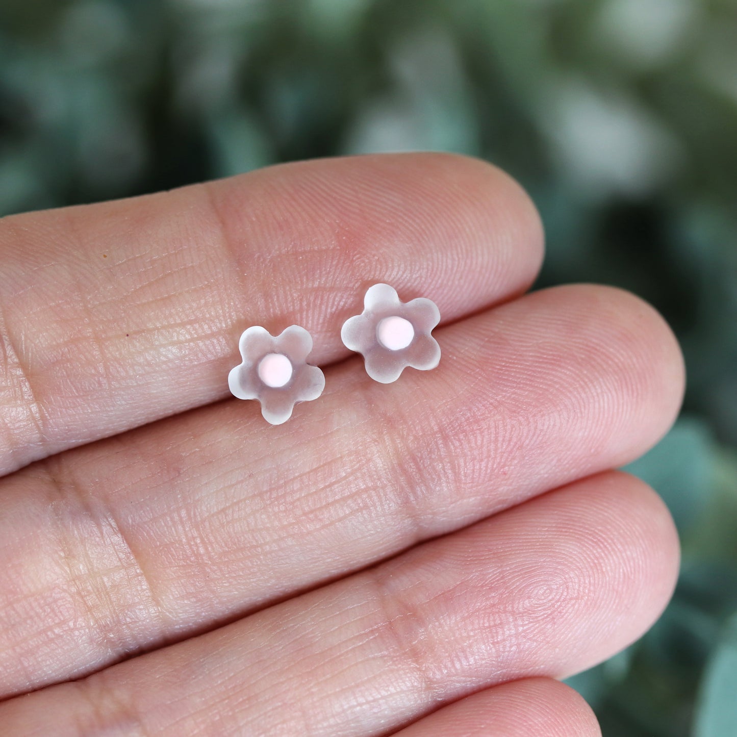 Boucles d'oreilles à tige en forme de fleur à pois délicats, 7 mm