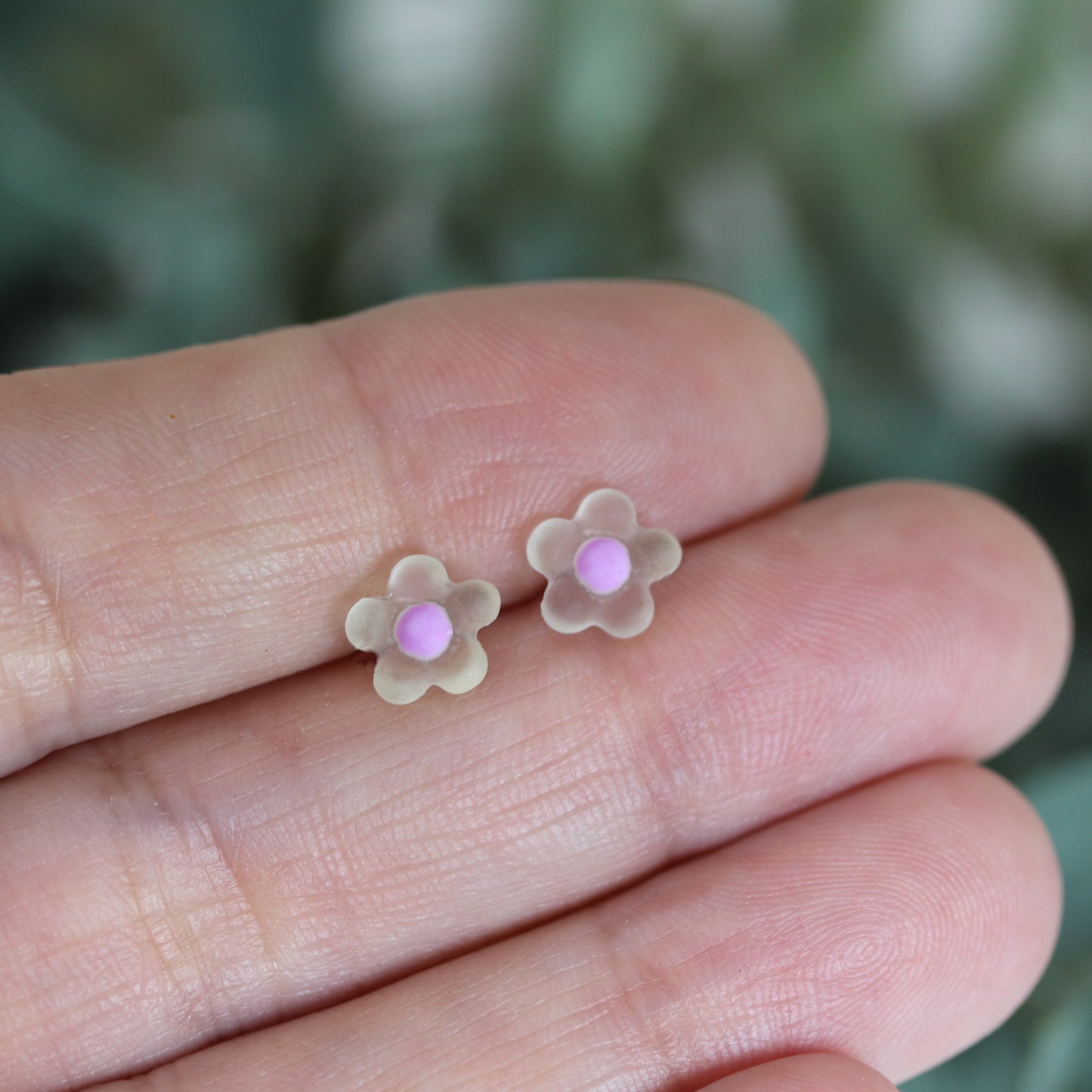 Boucles d'oreilles à tige en forme de fleur à pois délicats, 7 mm