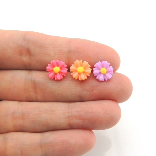 Dainty Daisy Stud Earrings
