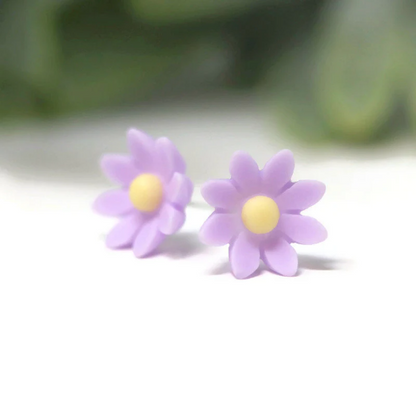 Coffret cadeau de boucles d'oreilles à tige délicates avec roses roses, marguerites et fleurs sauvages