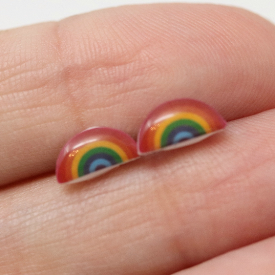 Petites boucles d'oreilles à tige arc-en-ciel, 6 mm
