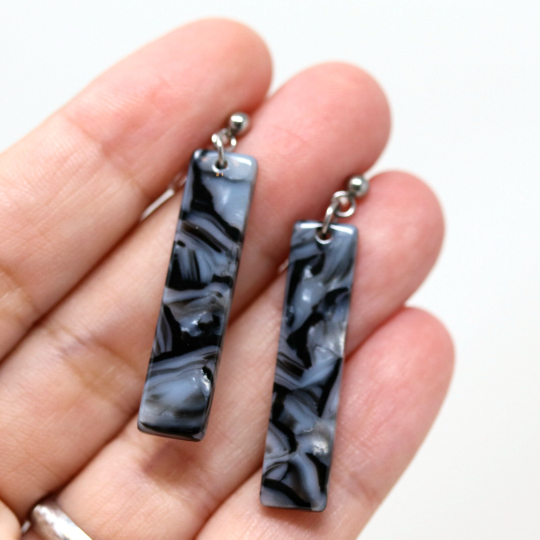 Boucles d'oreilles pendantes minimalistes en acrylique - 2 couleurs